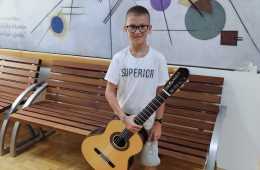 donirana-gitara-i-ucenik-Zderic